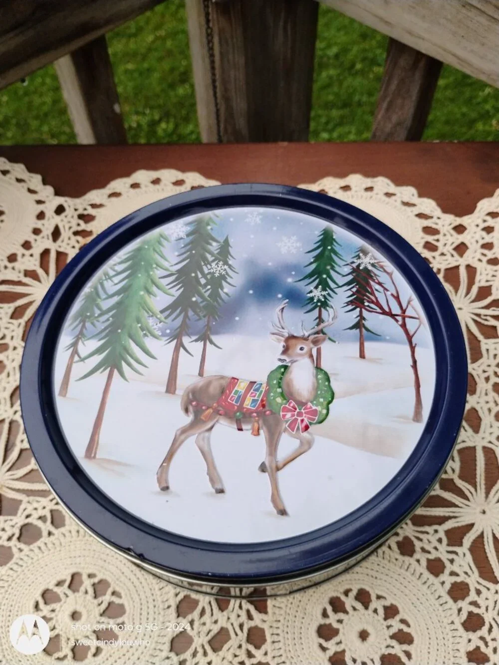 Rich Fields Butter Cookies Tin Reindeer with wreath in winter scene made 2010